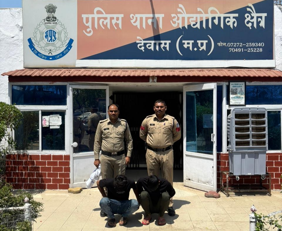 डीजल चोरी के मामले में गिरफ्तार आरोपी पुलिस की गिरफ्त में खड़े हुए