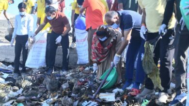 जनप्रतिनिधि और नागरिक कालूखेड़ी तालाब में सफाई करते हुए