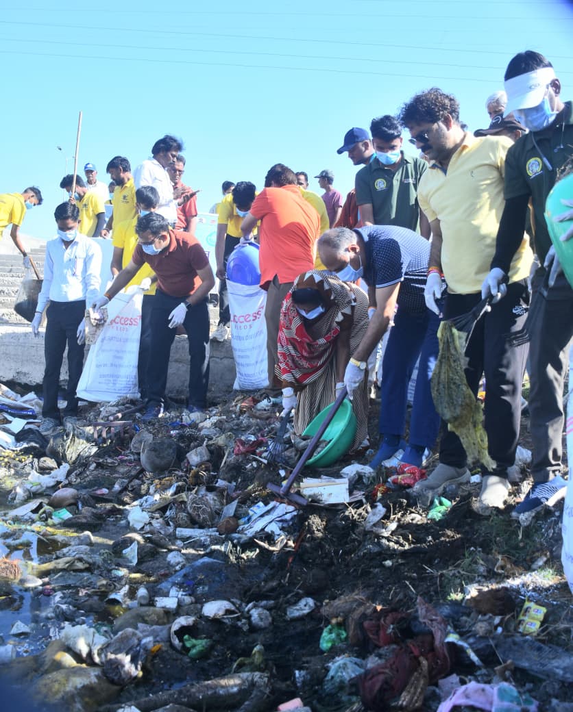 जनप्रतिनिधि और नागरिक कालूखेड़ी तालाब में सफाई करते हुए