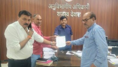 एसडीएम को किसानों की समस्याओं को लेकर ज्ञापन सौंपते हुए भारतीय किसान संघ का प्रतिनिधि मंडल