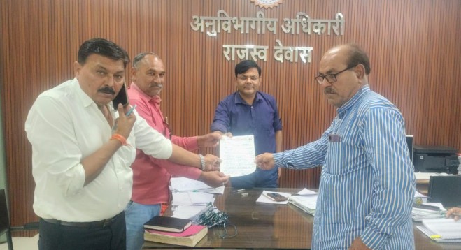 एसडीएम को किसानों की समस्याओं को लेकर ज्ञापन सौंपते हुए भारतीय किसान संघ का प्रतिनिधि मंडल