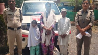 पुलिस टीम के साथ महिला और उसके बच्चे सुरक्षित अवस्था में