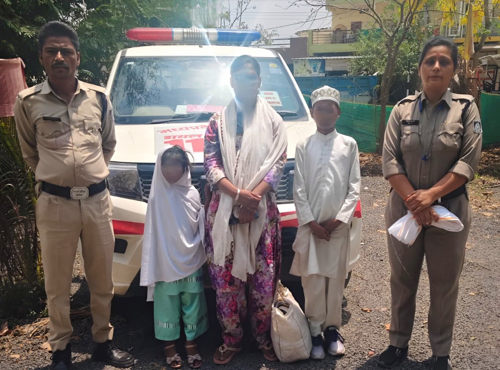 पुलिस टीम के साथ महिला और उसके बच्चे सुरक्षित अवस्था में