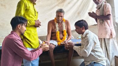 Disciples listening to spiritual discourse of Mangal Naam Saheb in Dewas