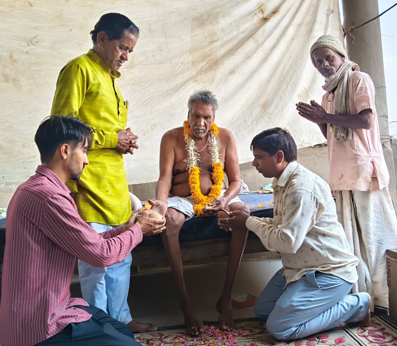 Disciples listening to spiritual discourse of Mangal Naam Saheb in Dewas