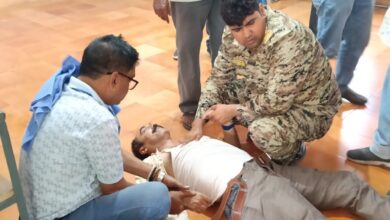 मध्यप्रदेश पुलिस के जवान मतदान ड्यूटी के दौरान सीपीआर देते हुए।