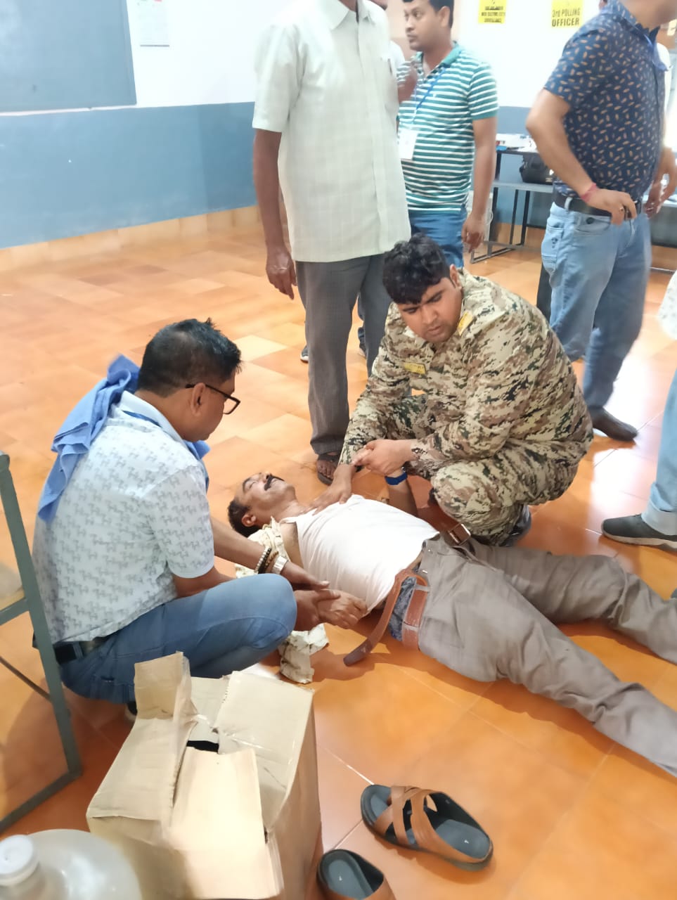 मध्यप्रदेश पुलिस के जवान मतदान ड्यूटी के दौरान सीपीआर देते हुए।