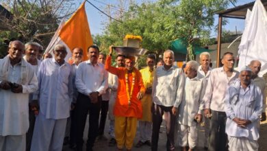 निशान यात्रा में शामिल श्रद्धालु भक्ति भाव से चलते हुए