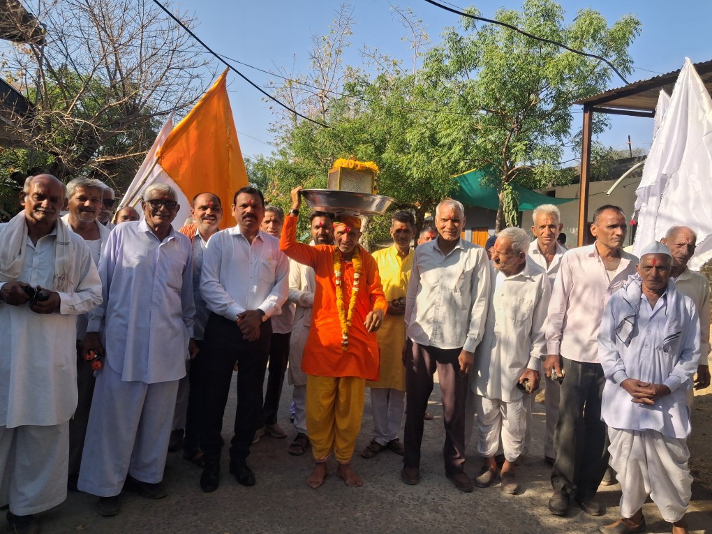 निशान यात्रा में शामिल श्रद्धालु भक्ति भाव से चलते हुए