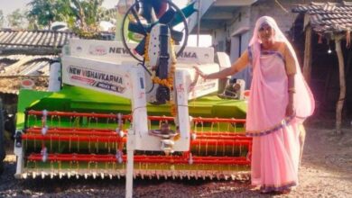 महिला किसान पपीता रावत किसानों को पराली नहीं जलाने के लिए जागरूक करते हुए