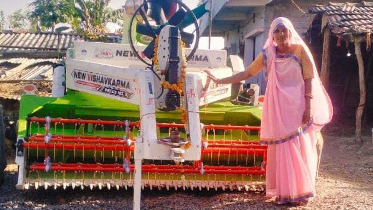 महिला किसान पपीता रावत किसानों को पराली नहीं जलाने के लिए जागरूक करते हुए