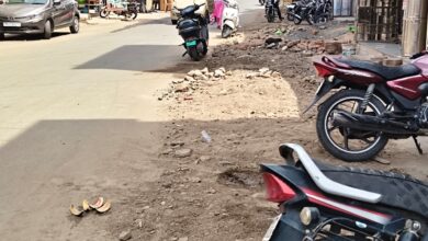 देवास के पीठा रोड पर पाइपलाइन कार्य के बाद नाली पर मिट्टी का भराव और उड़ती धूल