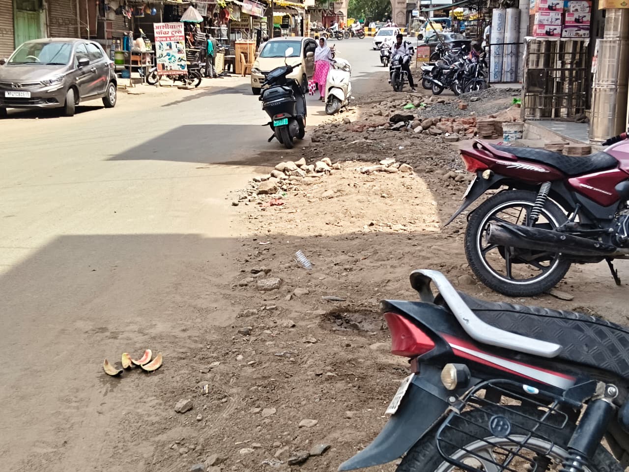 देवास के पीठा रोड पर पाइपलाइन कार्य के बाद नाली पर मिट्टी का भराव और उड़ती धूल