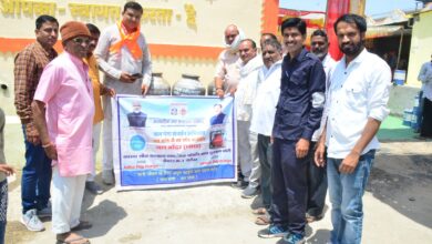 प्याऊ का शुभारंभ करते विधायक मनोज चौधरी व अन्य लोग