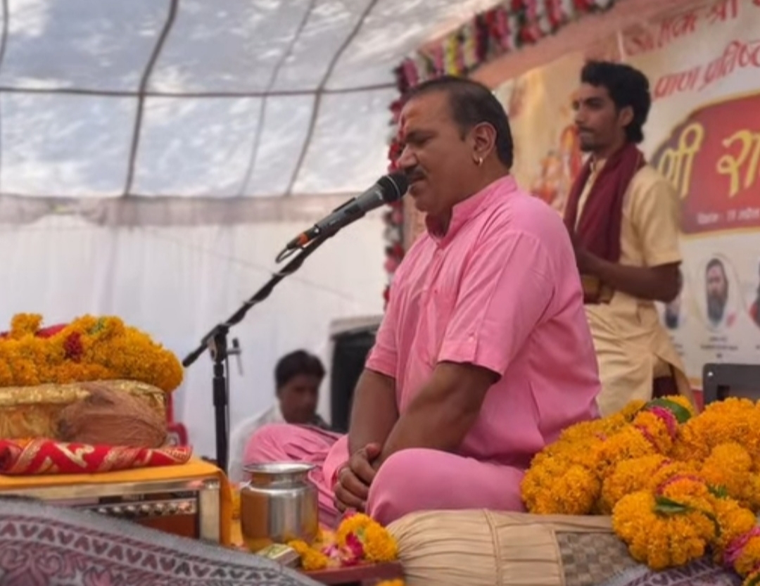 काकड़दा गांव में श्री राम कथा का वाचन करते हुए श्री राम जाने महाराज