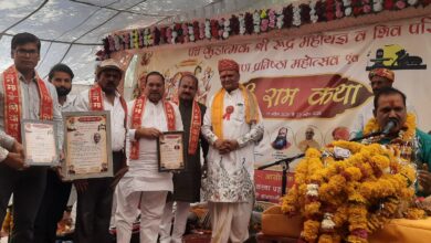 Ram Katha samapan me shamil bhakt Bhaurasa