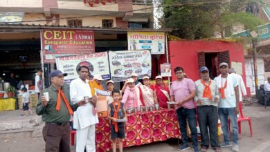 समिति के सदस्य श्रद्धालुओं को छाछ वितरण करते हुए