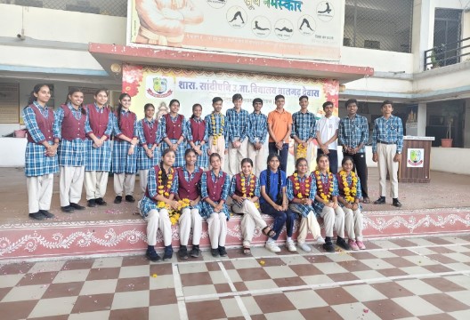 Successful students of Sandipani Vidyalaya Dewas celebrating with खुशी and enthusiasm after the board exam results.