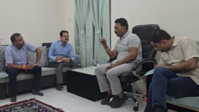 मंत्री तुलसीराम सिलावट बैठक में एनएचएआई अधिकारियों को फ्लायओवर और अंडरपास कार्यों के निर्देश देते हुए