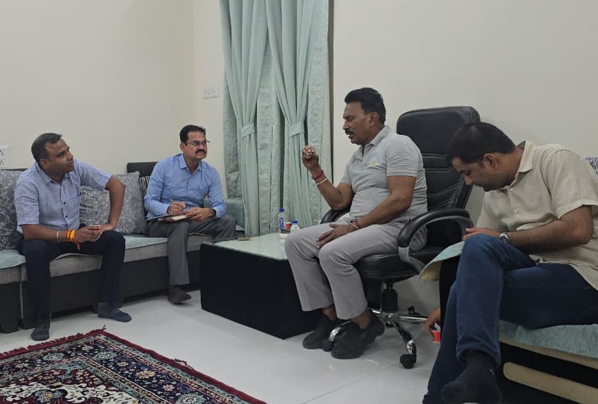 मंत्री तुलसीराम सिलावट बैठक में एनएचएआई अधिकारियों को फ्लायओवर और अंडरपास कार्यों के निर्देश देते हुए