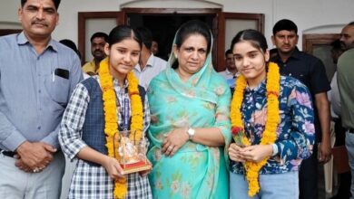 देवास विधायक गायत्री राजे पवार के साथ 10वीं-12वीं में उत्कृष्ट प्रदर्शन करने वाली छात्राएं