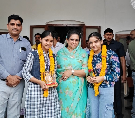 देवास विधायक गायत्री राजे पवार के साथ 10वीं-12वीं में उत्कृष्ट प्रदर्शन करने वाली छात्राएं