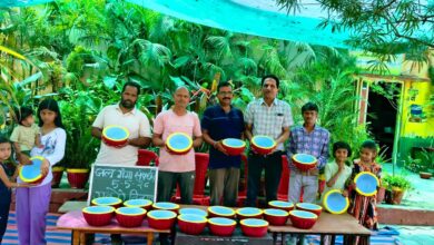 देवास के स्कूल में पक्षियों के लिए सकोरे वितरण करते प्रधानाध्यापक महेश सोनी