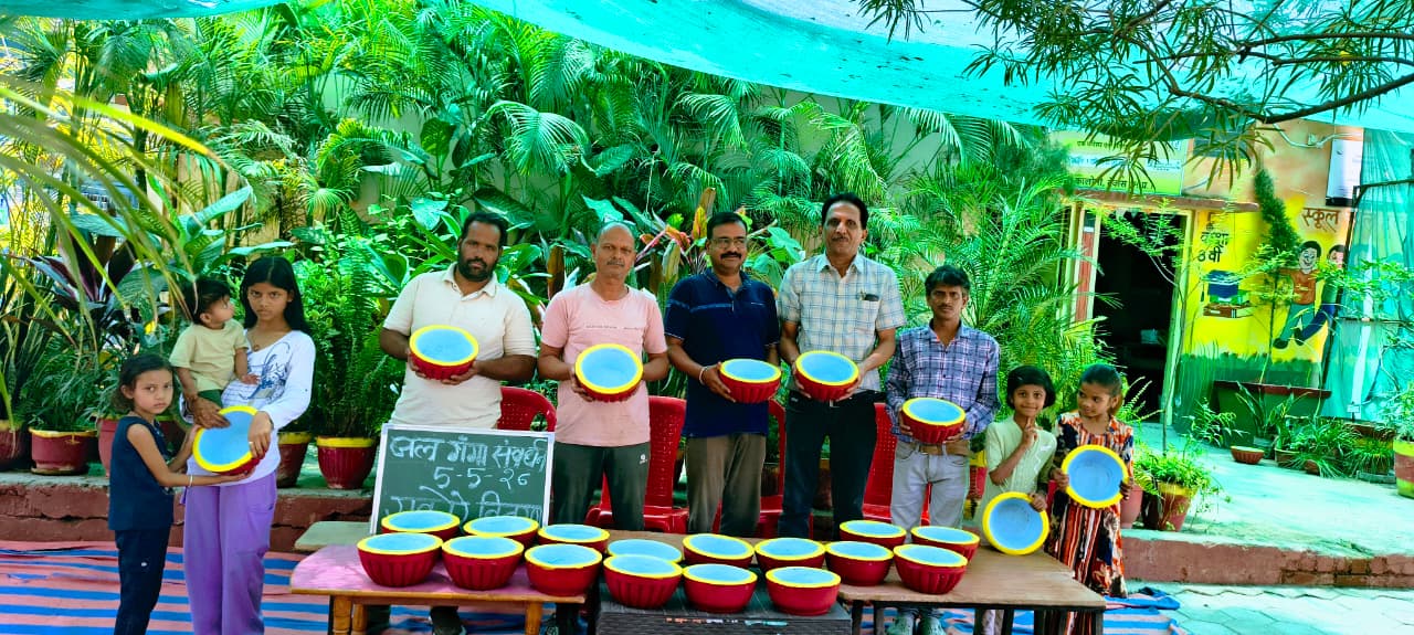 देवास के स्कूल में पक्षियों के लिए सकोरे वितरण करते प्रधानाध्यापक महेश सोनी