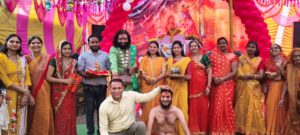 देवास में श्रीमद भागवत कथा के दौरान उपस्थित श्रदालु एवं कथावाचक।