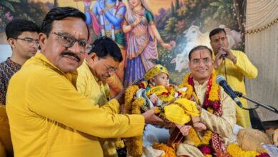 देवास में श्री औदुंबर ब्राह्मण समाज द्वारा कराई जा रही भागवत कथा में मनाया श्रीकृष्ण जन्मोत्सव।