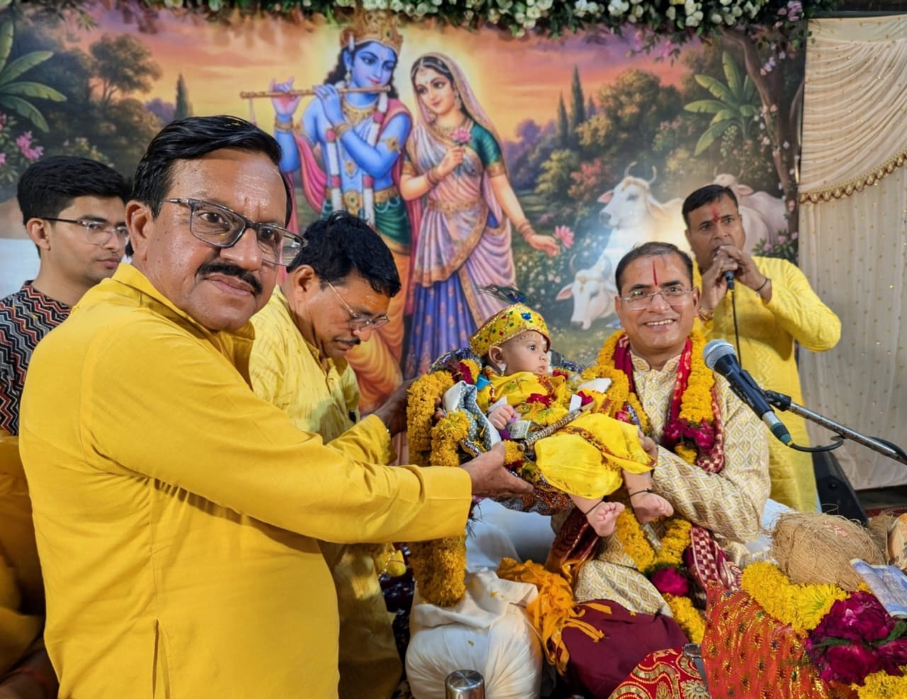 देवास में श्री औदुंबर ब्राह्मण समाज द्वारा कराई जा रही भागवत कथा में मनाया श्रीकृष्ण जन्मोत्सव।
