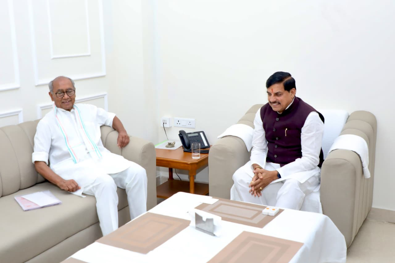 भोपाल में मुख्यमंत्री मोहन यादव और दिग्विजय सिंह गेहूं उपार्जन पर चर्चा करते हुए