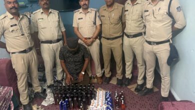 आबकारी विभाग की टीम द्वारा जब्त की गई अवैध शराब के साथ आरोपी