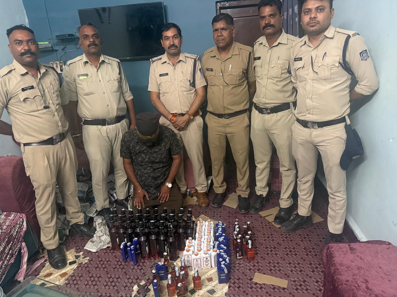 आबकारी विभाग की टीम द्वारा जब्त की गई अवैध शराब के साथ आरोपी