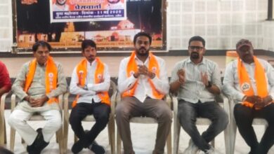 उज्जैन में युवा महोत्सव की जानकारी देते हुए अनुराग सोनार।