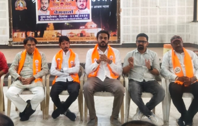 उज्जैन में युवा महोत्सव की जानकारी देते हुए अनुराग सोनार।