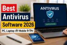 Laptop स्क्रीन पर Antivirus Security Software दिखाता हुआ आधुनिक सेटअप।