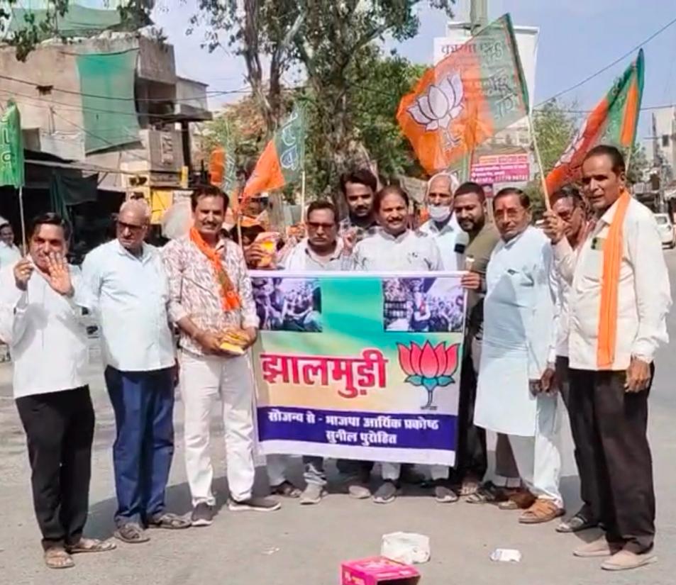 चापड़ा में भाजपा कार्यकर्ता पश्चिम बंगाल चुनाव परिणाम 2026 पर जश्न मनाते हुए