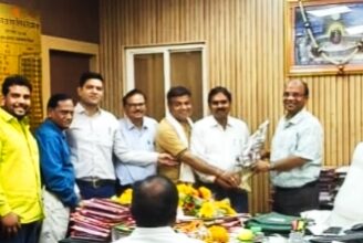 उज्जैन क्षेत्रीय कार्यालय में मुख्य अभियंता सुरेशचंद्र वर्मा का स्वागत करते कर्मचारी संघ के पदाधिकारी