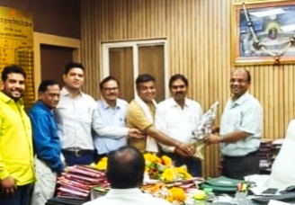 उज्जैन क्षेत्रीय कार्यालय में मुख्य अभियंता सुरेशचंद्र वर्मा का स्वागत करते कर्मचारी संघ के पदाधिकारी