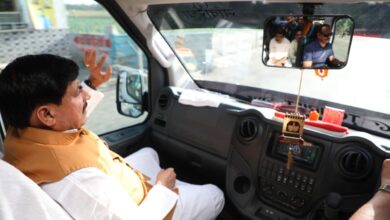 मुख्यमंत्री डॉ. मोहन यादव अधिकारियों और जनप्रतिनिधियों के साथ बस में उज्जैन जाते हुए।