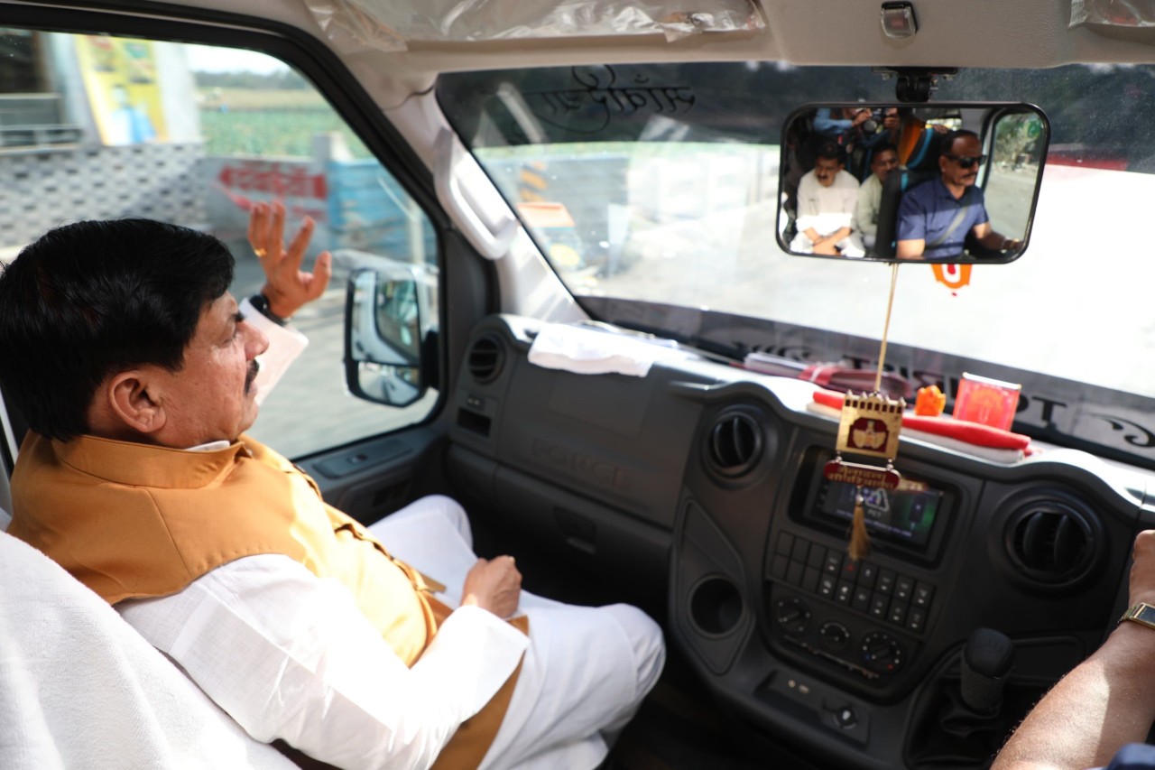 मुख्यमंत्री डॉ. मोहन यादव अधिकारियों और जनप्रतिनिधियों के साथ बस में उज्जैन जाते हुए।