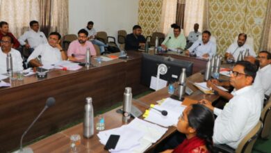 सीएम हेल्पलाइन समीक्षा बैठक में निर्देश देते कलेक्टर ऋतुराज सिंह
