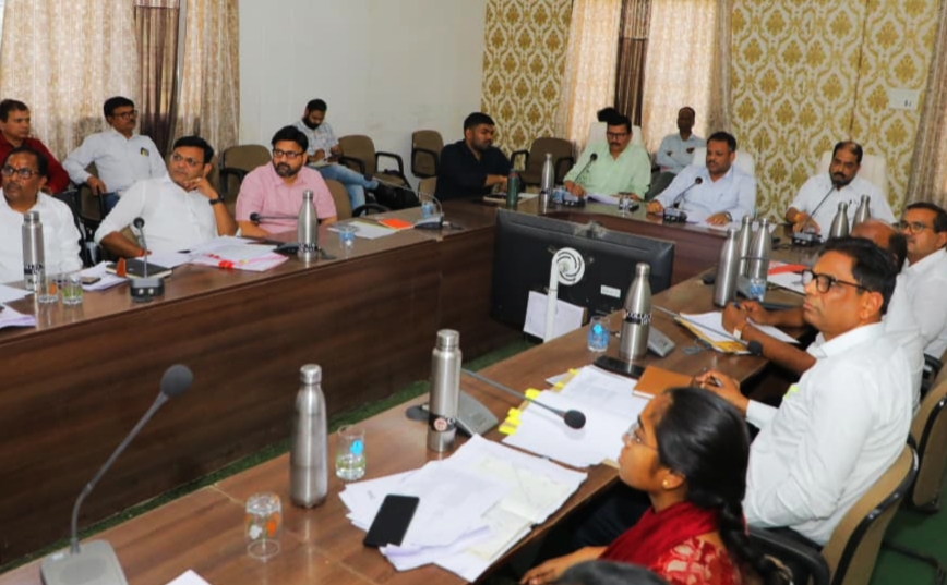 सीएम हेल्पलाइन समीक्षा बैठक में निर्देश देते कलेक्टर ऋतुराज सिंह