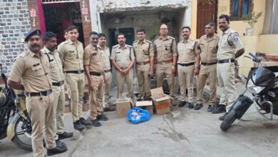 देवास में आबकारी विभाग की छापेमारी के दौरान जब्त की गई अवैध शराब