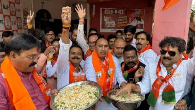 देवास में भाजपा कार्यकर्ता जीत के जश्न में झालमुड़ी बांटते हुए
