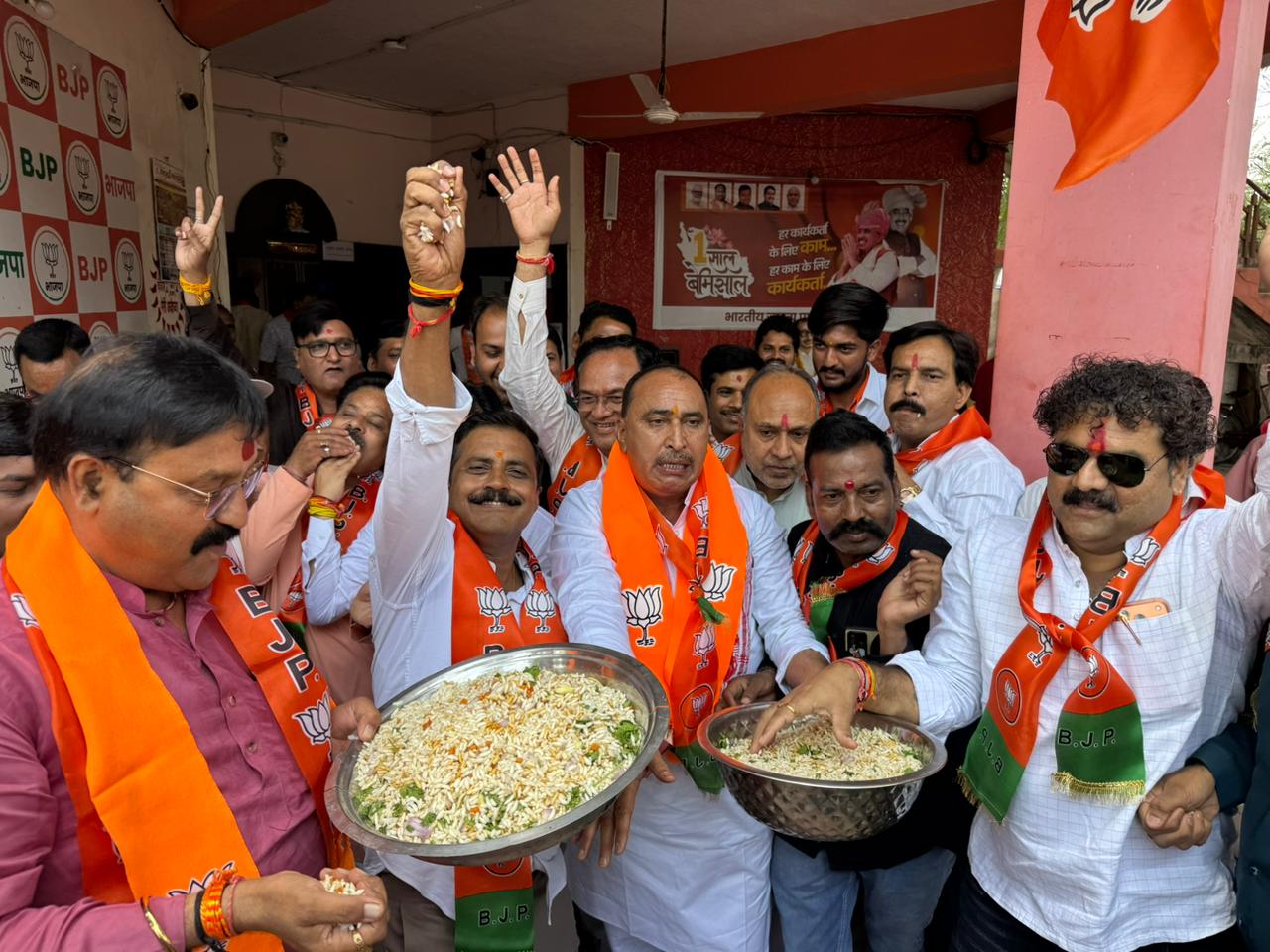 देवास में भाजपा कार्यकर्ता जीत के जश्न में झालमुड़ी बांटते हुए