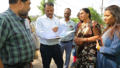 देवास में जनगणना 2027 के मकान सूचीकरण कार्य का निरीक्षण करते कलेक्टर ऋतुराज सिंह