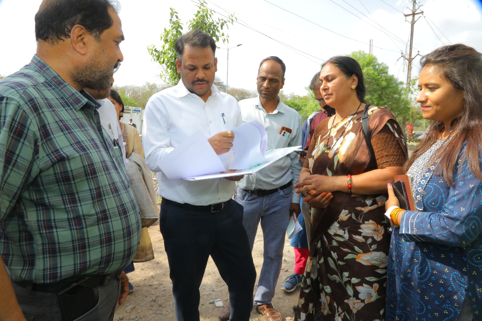 देवास में जनगणना 2027 के मकान सूचीकरण कार्य का निरीक्षण करते कलेक्टर ऋतुराज सिंह