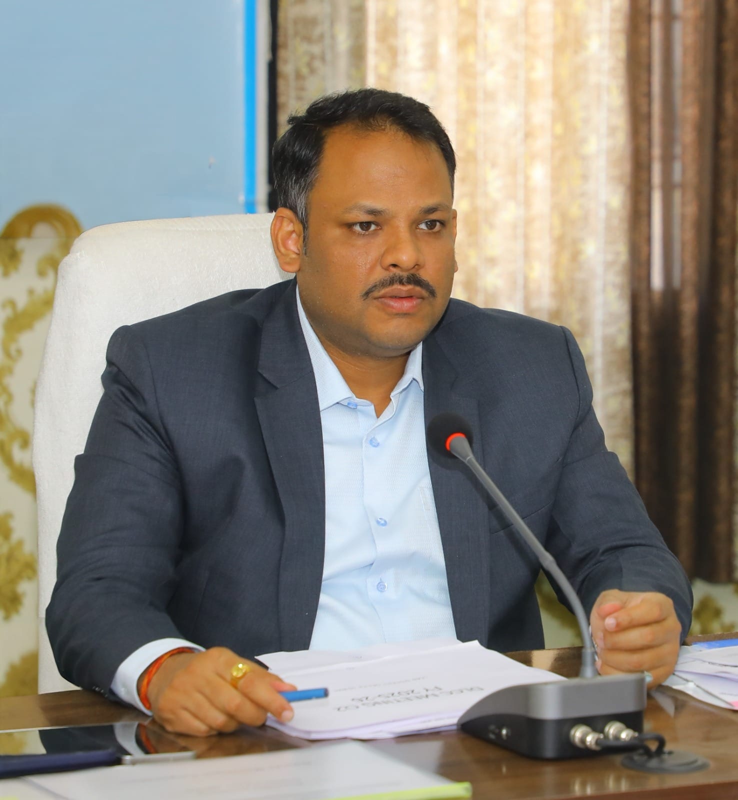 रोगी कल्याण समिति की बैठक में निर्देश देते देवास कलेक्टर ऋतुराज सिंह